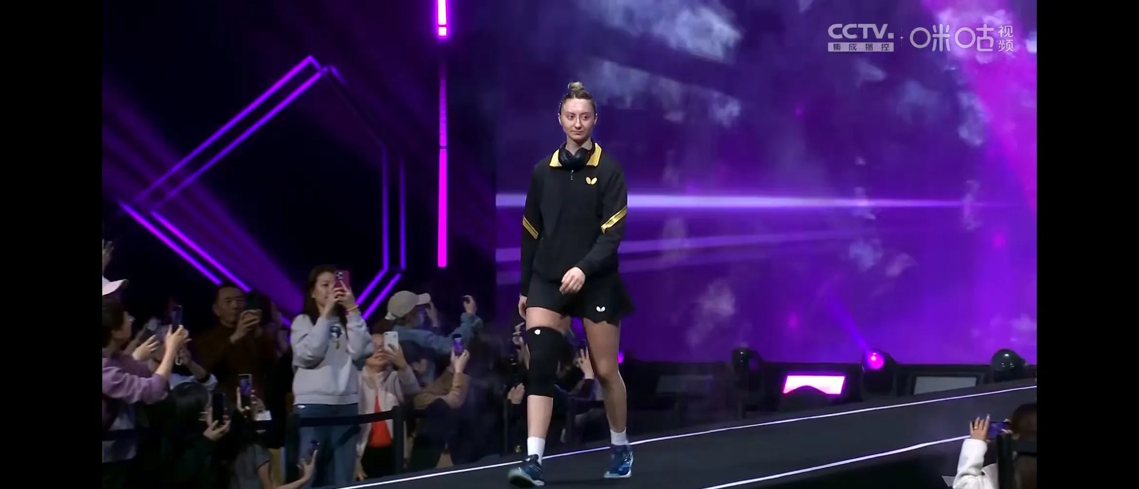 开云移动端-包含莎拉波娃重返赛场，爆冷首场状态出色，日本队观众沸腾！观众掌声雷动的词条